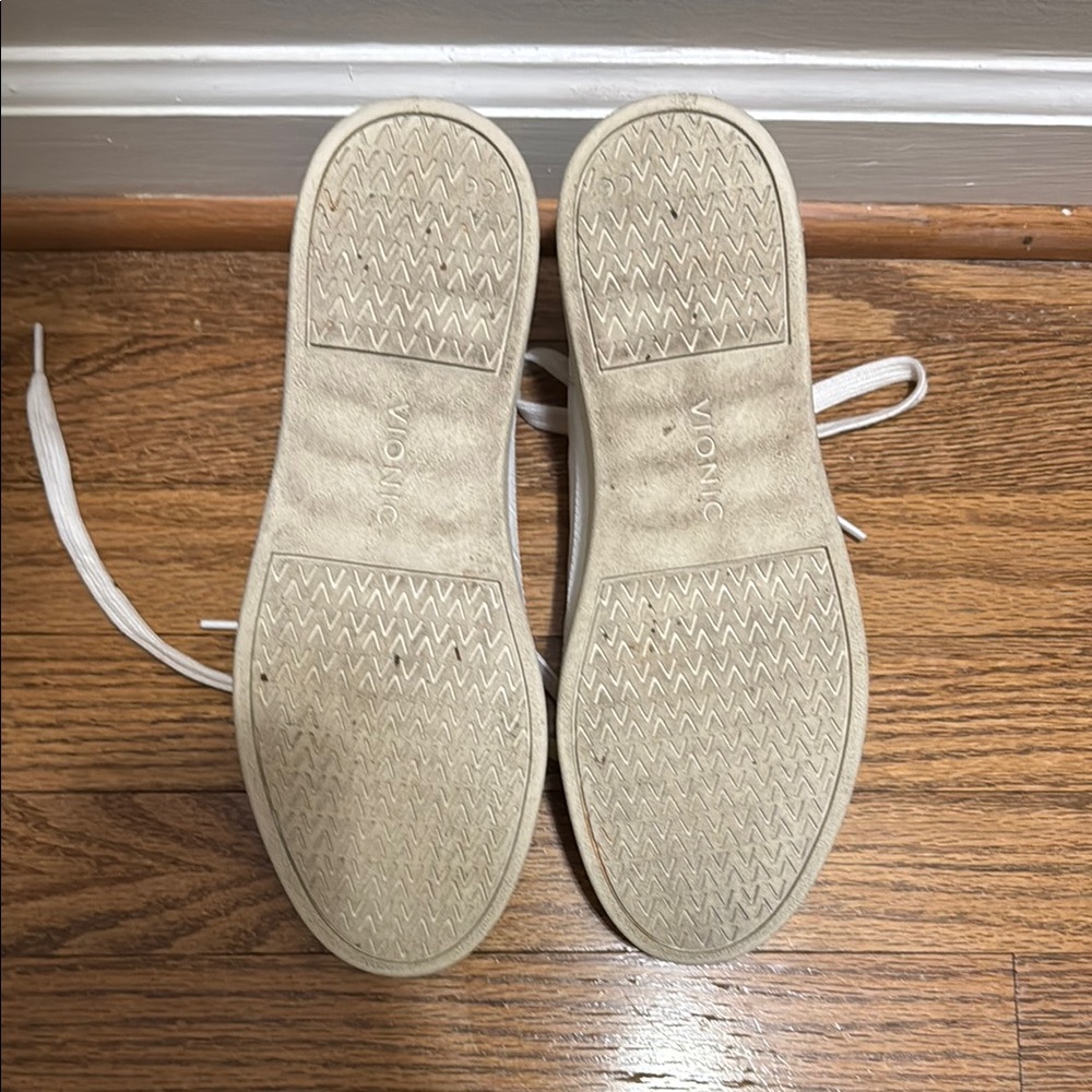 Vionic Winnie White Sneakers with Textured Leather and Matching Laces - Picture 4 of 6